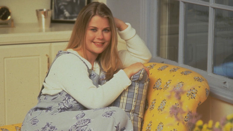 Alison Sweeney sur une chaise jaune