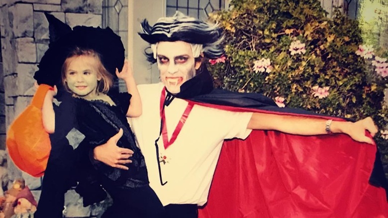 Larry Birkhead tient Dannielynn dans ses bras à Halloween