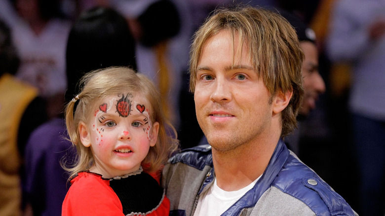 Larry Birkhead tient Dannielynn en 2009