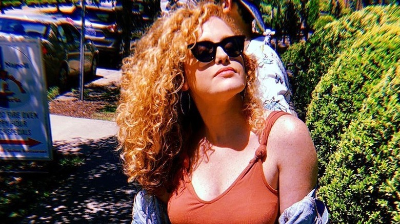 Abigail Anderson portant des lunettes de soleil