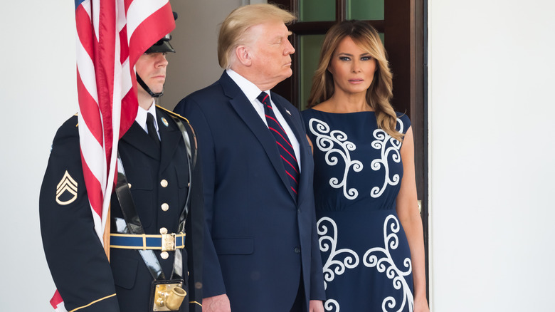 Donald et Melania Trump se tiennent debout