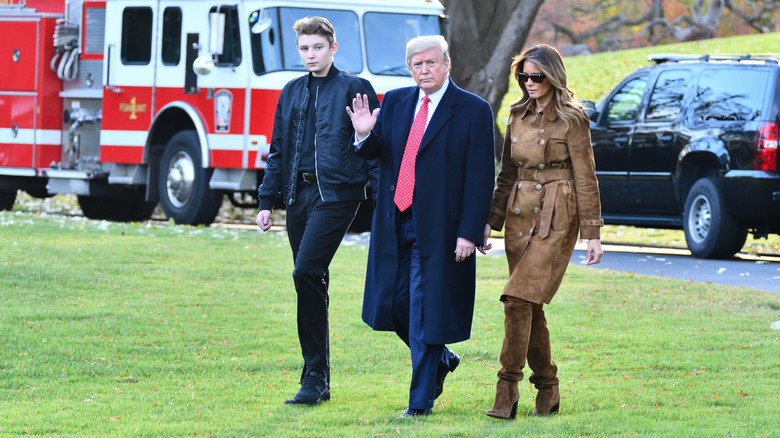 Barron, Donald et Melania Trump en marche