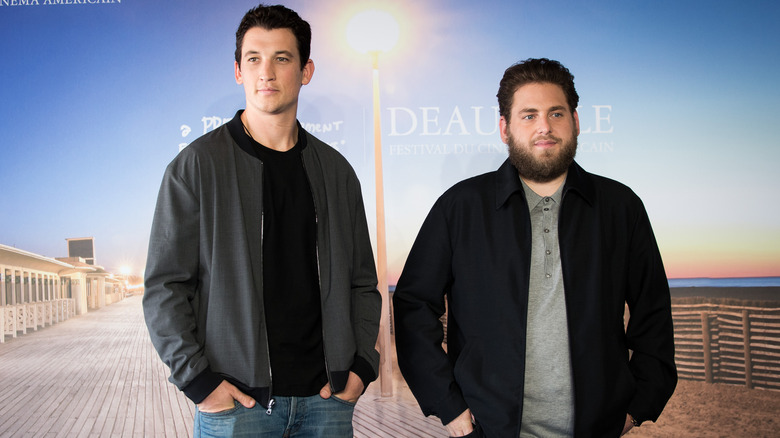 Miles Teller et Jonah Hill souriant