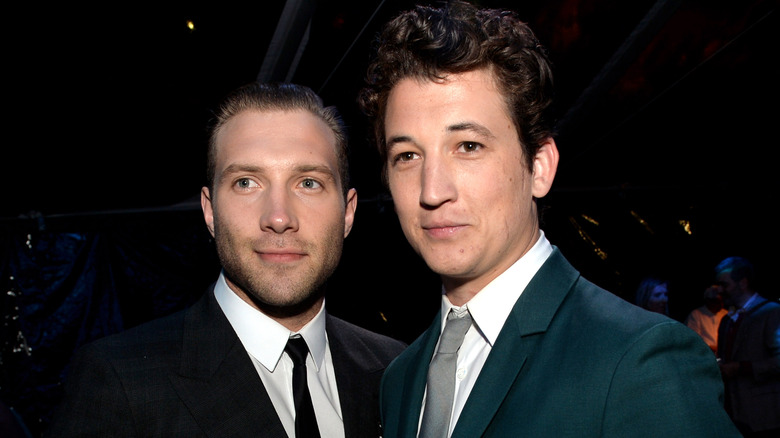 Jai Courtney et Miles Teller souriant