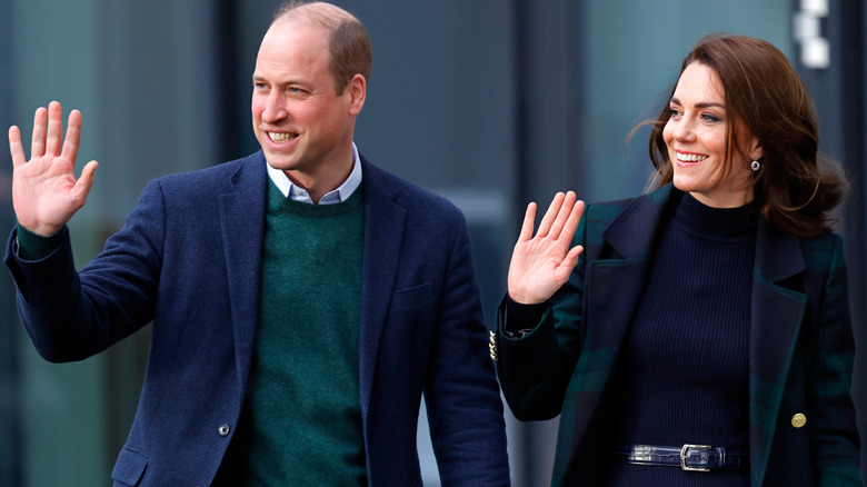 Le prince William et Kate Middleton saluent