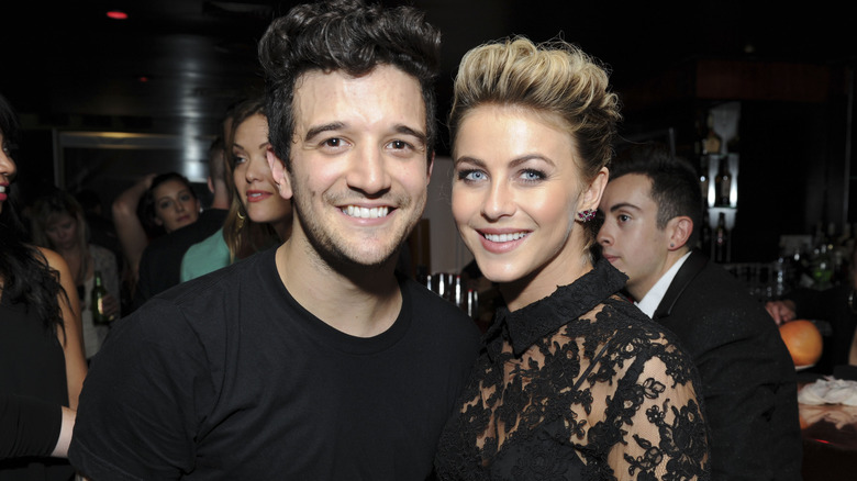 Mark Ballas portant un t-shirt noir avec Julianne Hough portant une robe en dentelle noire