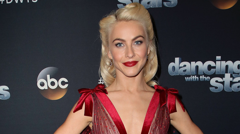 Julianne Hough porte une robe à manches à ruban rouge