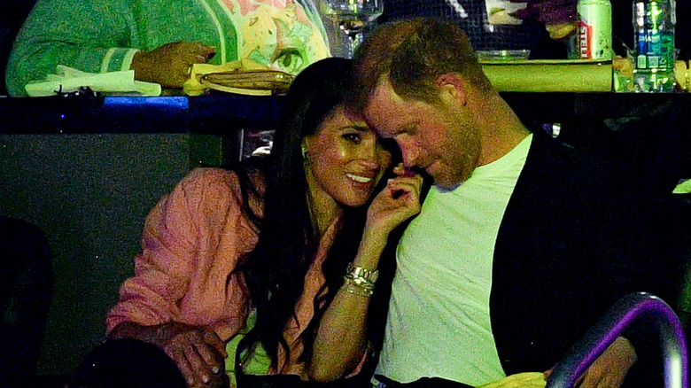 Meghan Markle et le prince Harry en train de faire des câlins