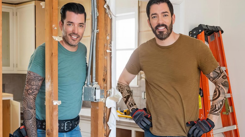 Jonathan et Drew Scott avec des tatouages