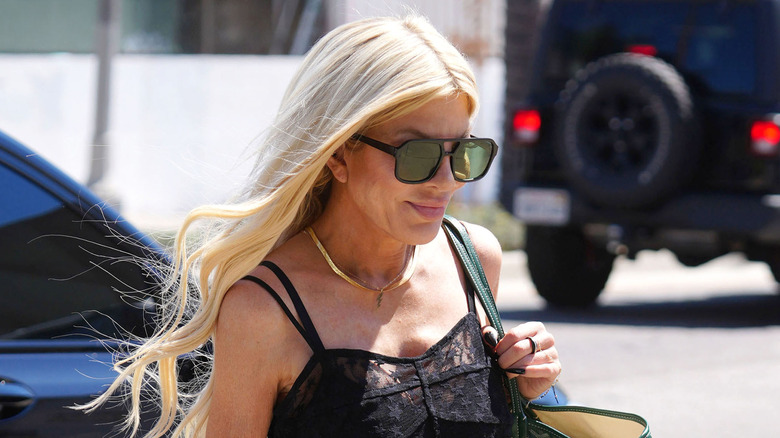 Lunettes de soleil noires Tori Spelling