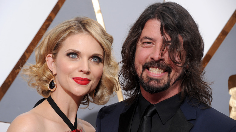 Jordyn Blum et Dave Grohl souriant