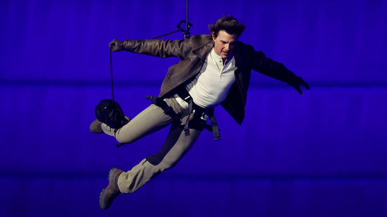 Tom Cruise suspendu dans les airs