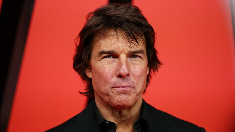 Tom Cruise plissa les lèvres en fronçant les sourcils