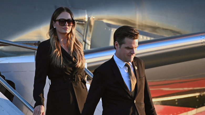 Margo Martin et Matt Gaetz descendant d'un avion