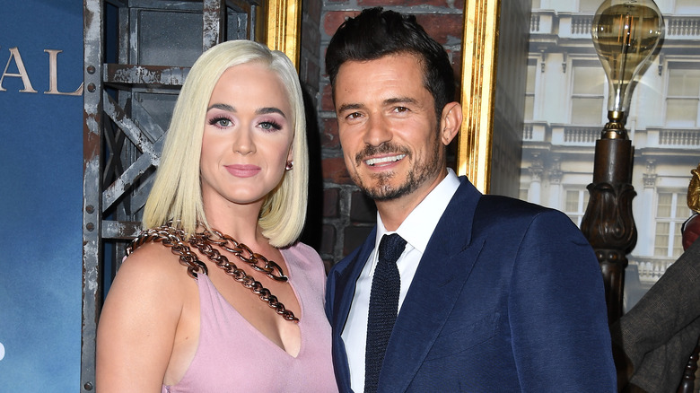 Katy Perry avec les cheveux blonds, Orlando Bloom avec la barbe