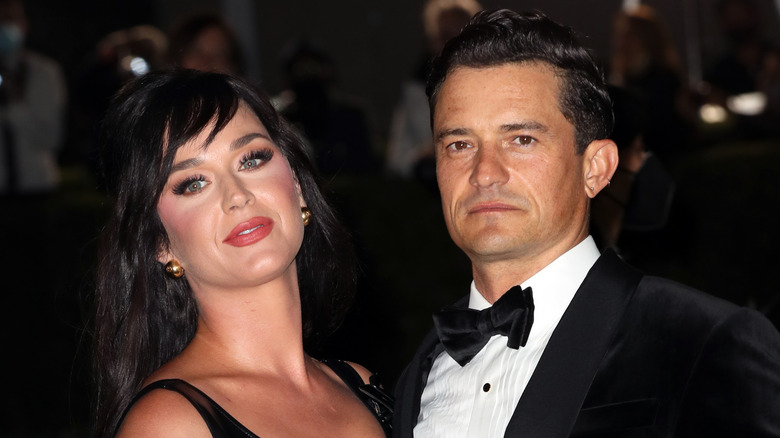 Katy Perry se penche en arrière depuis Orlando Bloom