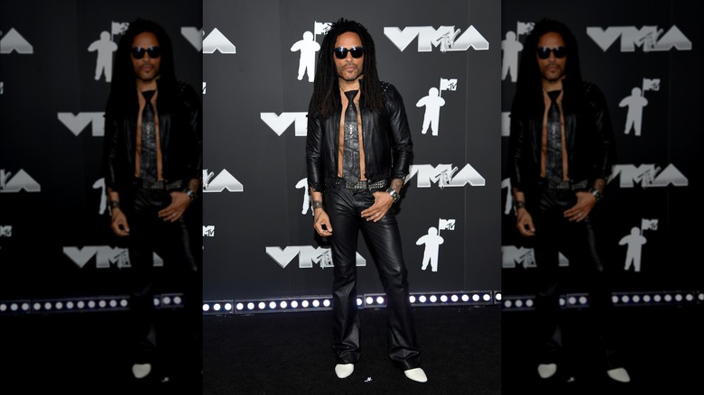 Lenny Kravitz pose avec le pouce dans la poche