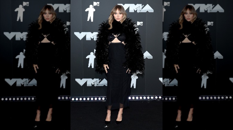 Suki Waterhouse porte un boléro en plumes noires