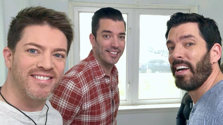 JD Scott prend un selfie avec ses frères Jonathan et Drew