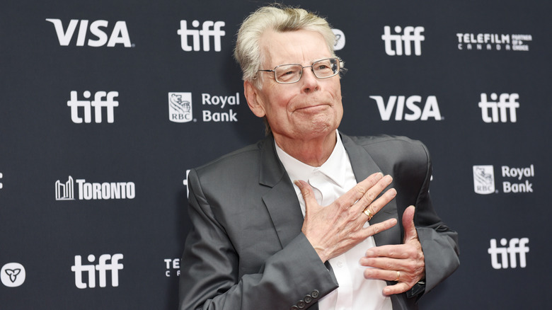 Stephen King avec la main sur la poitrine