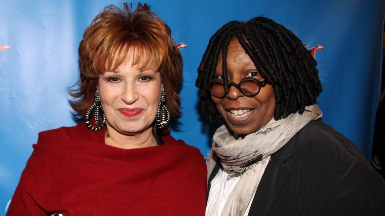 Joy Behar et Whoopi Goldberg souriantes