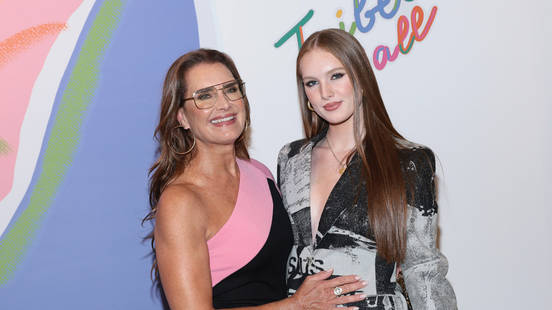 Brooke Shields et Grier Henchy souriant