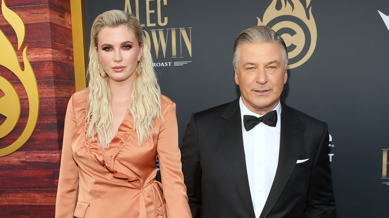 L'Irlande et Alec Baldwin debout ensemble