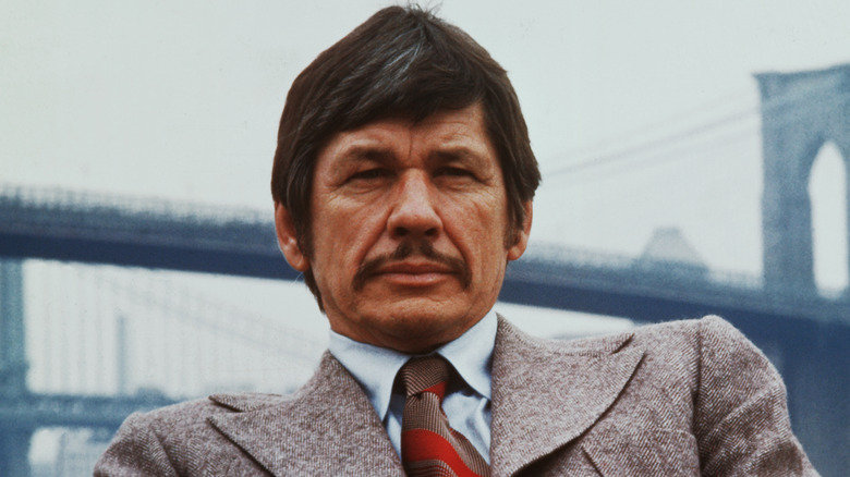 Charles Bronson assis en costume de laine