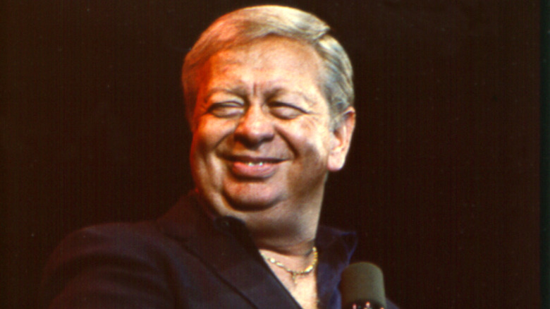 Mel Tormé souriant pendant son spectacle