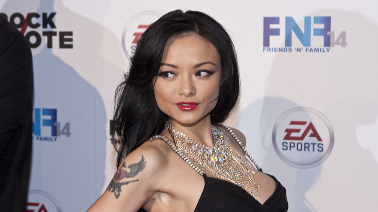 Tila Tequila pose sur le tapis rouge