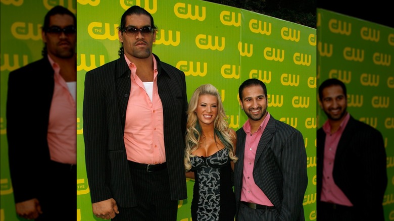 Le grand Khali pose avec Ashley Massaro et Shawn Daivara