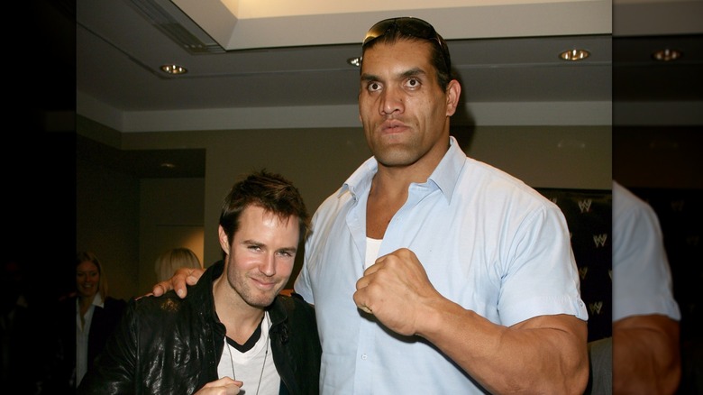 Le Grand Khali pose avec Jonathon Pease