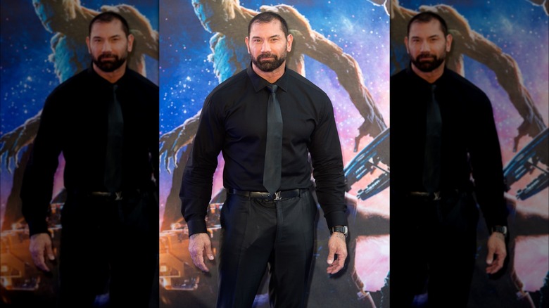 Dave Bautista porte une tenue entièrement noire