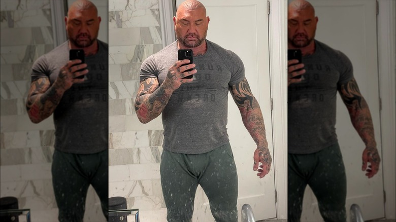 Dave Bautista prend un selfie devant un miroir