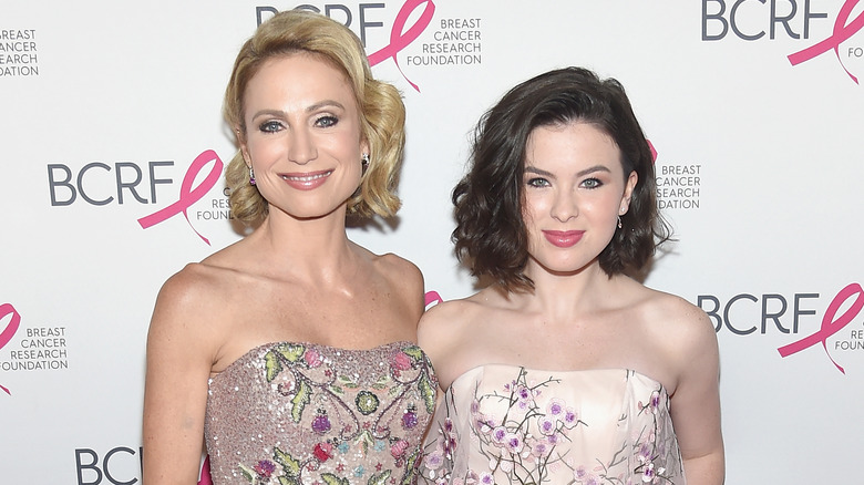 Amy Robach et Ava McIntosh portent des robes bustier