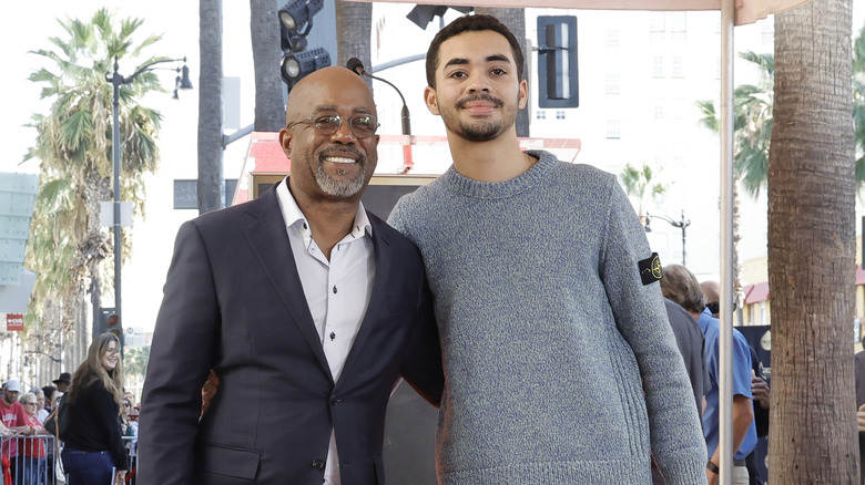 Darius Rucker avec le bras autour de Jack Rucker