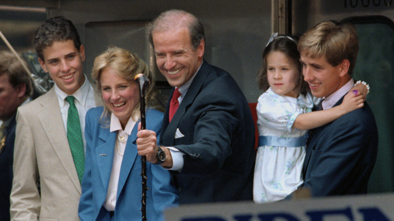 Beau Biden tient la jeune Ashley à côté de Joe, Jill et Hunter