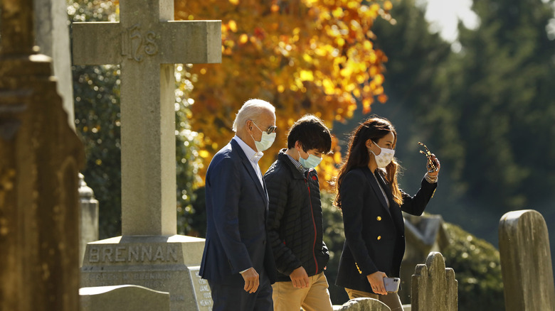 Joe Biden marche avec son petit-fils et Ashley dans le cimetière