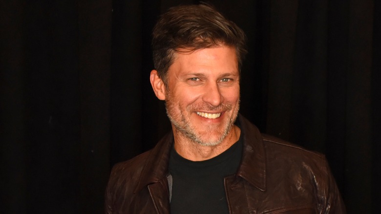 Greg Vaughan souriant