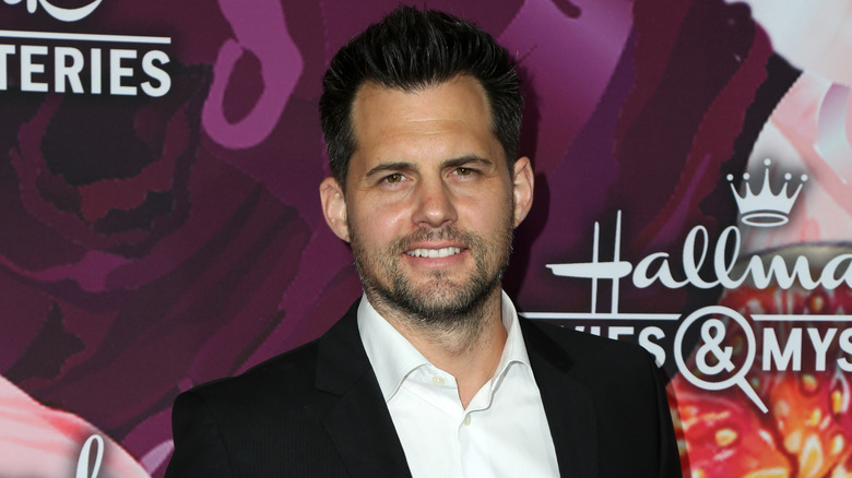 Kristoffer Polaha souriant