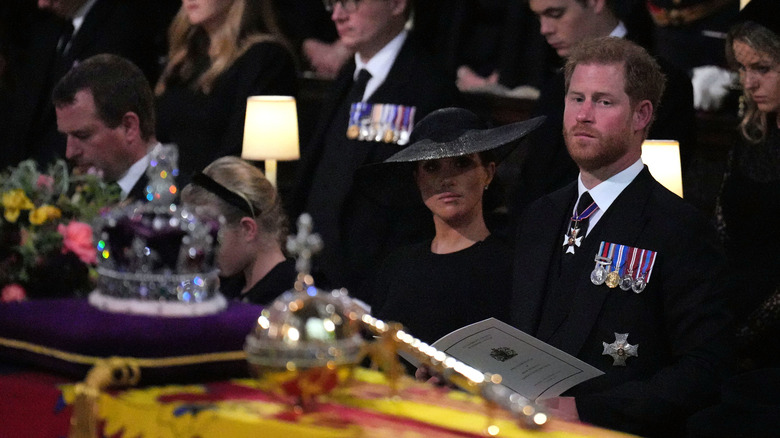 Meghan et Harry regardent le cercueil de la reine Elizabeth