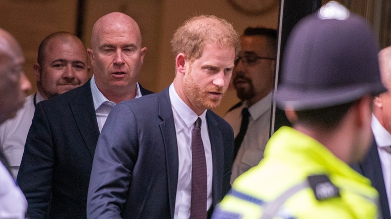 Le prince Harry à l'extérieur d'un palais de justice