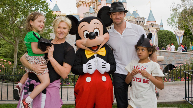 Hugh Jackman pose avec sa femme et ses enfants à Disney