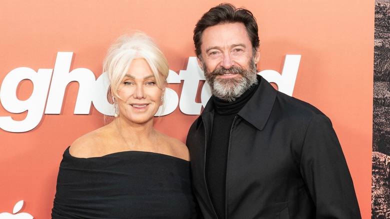 Hugh Jackman et Deborra-Lee Furness en noir sur un tapis rouge