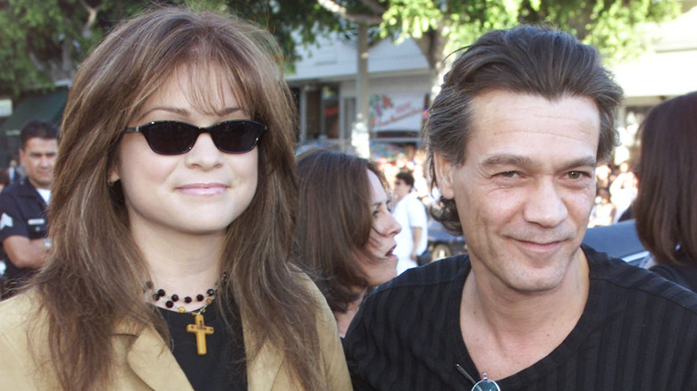 Valerie Bertinelli et Eddie Van Halen souriant et marchant