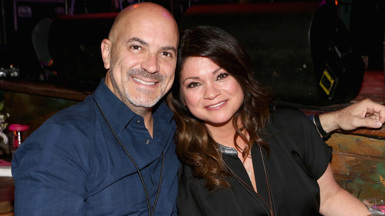 Tom Vitale et Valérie Bertinelli souriants