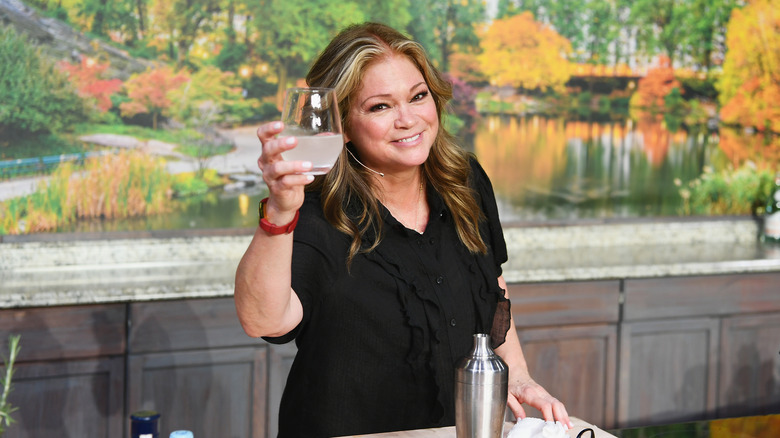 Valerie Bertinelli lève son verre et sourit