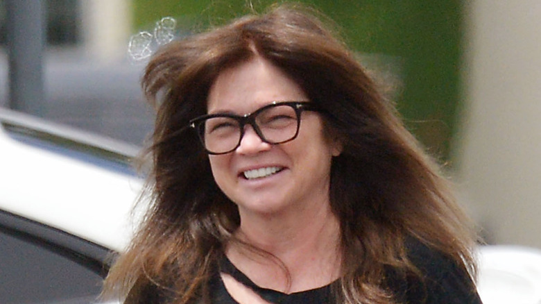 Valerie Bertinelli marche dans la rue