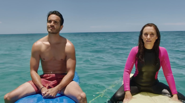 Ektor Rivera et Lacey Chabert en train de surfer