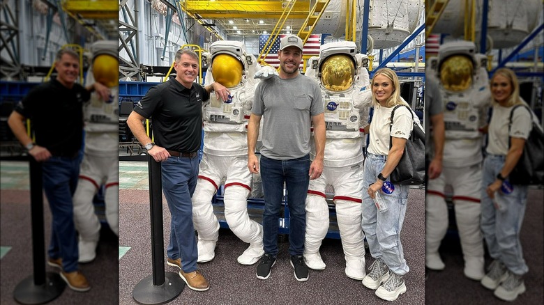 Mike Fisher et Carrie Underwood posent avec leurs combinaisons d'astronautes